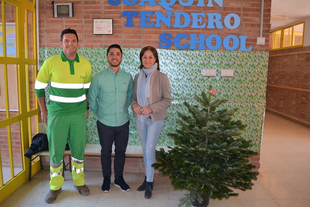 El Ayuntamiento de Águilas entrega abetos naturales a los colegios para su decoración navideña 