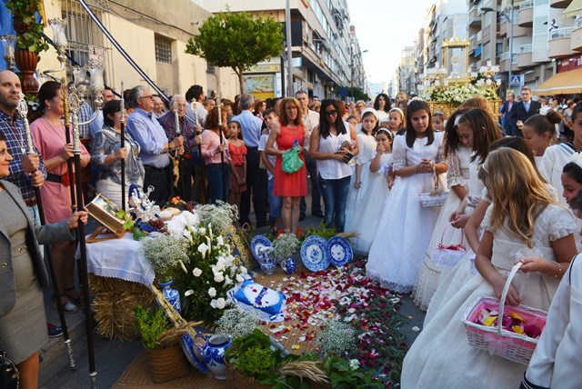 Las calles de Águilas se cubren de pétalos e incienso