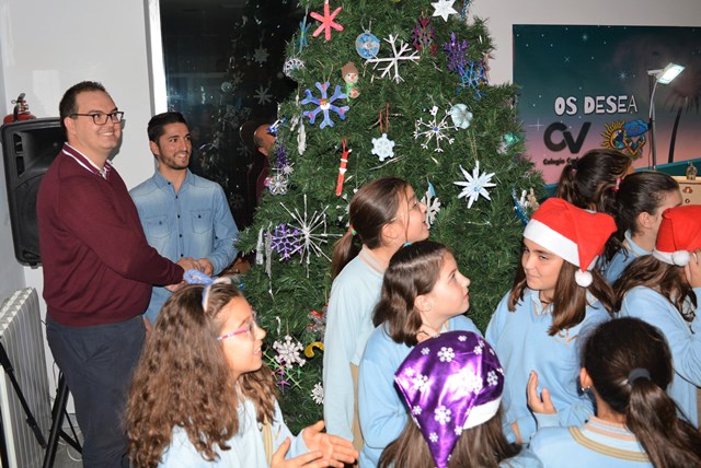  El colegio Carlos V de Águilas da la bienvenida a la Navidad con el tradicional encendido de su árbol