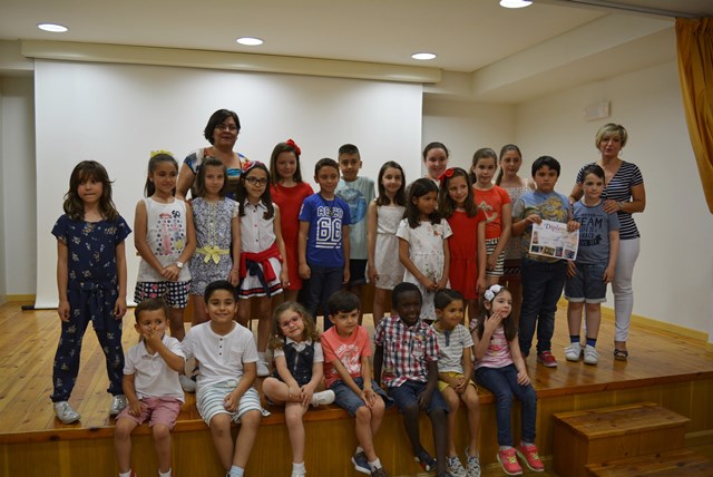 Los alumnos del taller de dibujo y pintura Pint-Art reciben sus diplomas de fin de curso 