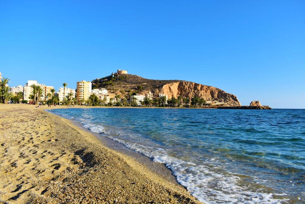 Las playas de La Colonia y Poniente permanecen cerradas al baño por un vertido de aguas residuales