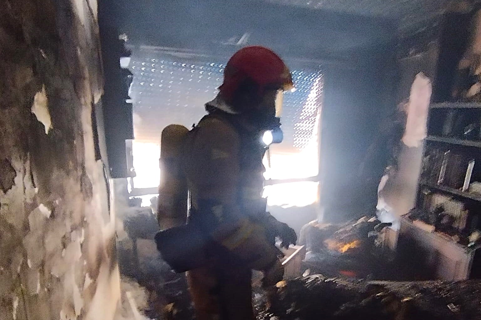 Trasladan al hospital a dos de los ocupantes de una vivienda incendiada en Águilas