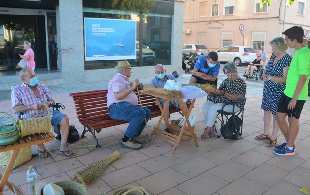Águilas desarrolla talleres de esparto al aire libre todos los viernes de verano