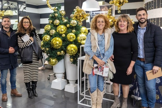Conchi Pardo Estilistas gana el concurso de escaparates y espacios comerciales navideños de  Águilas