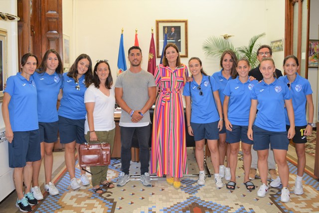 Recepción oficial a las jugadoras de la UD Águilas Femenino tras una brillante temporada