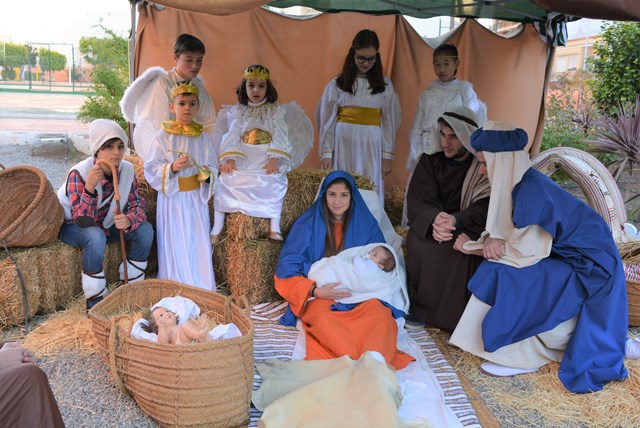 Los alumnos del colegio María Inmaculada de Águilas recrean un espectacular Belén viviente 
