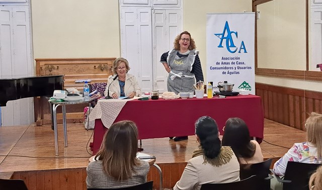 Las amas de casa de Águilas participan en la iniciativa “Cocinar y reciclar todo es empezar”