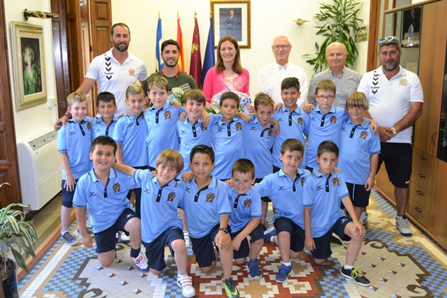 Los prebenjamines de la Escuela de Fútbol de Águilas son recibidos por la alcaldesa y el edil de Deportes