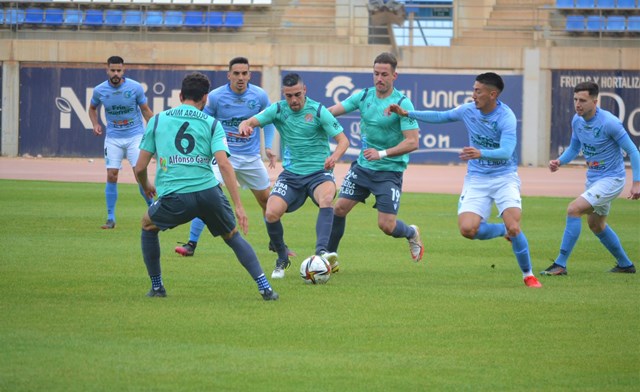 El Águilas pierde ante el Polideportivo El Ejido un partido bronco y lleno de interrupciones que se resolvió con un penalti