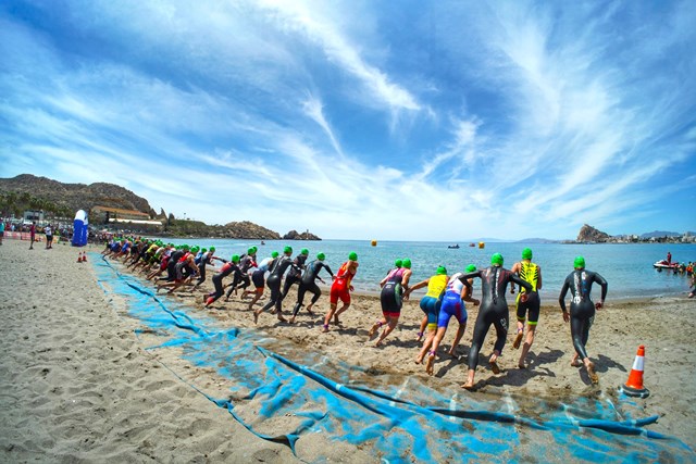 Cidade de Lugo Fluvial femenino y Universidad de Alicante ganan el Campeonato de España de Triatlón por Relevos en Águilas