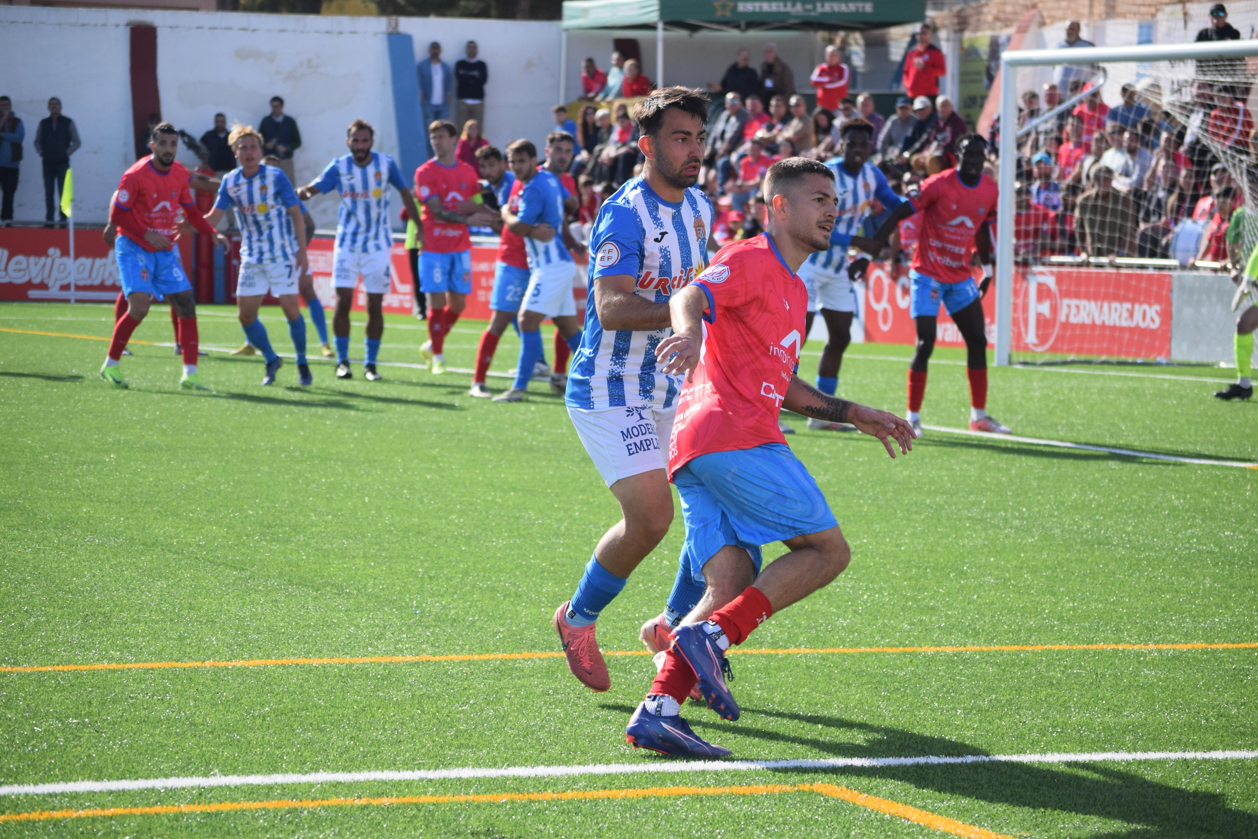 El Águilas empata ante la Minera un derbi muy disputado y en el que el árbitro se negó a señalar un claro penalti sobre Lillo