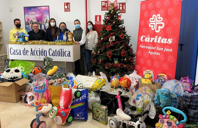 NNGG Águilas entrega a Cáritas los juguetes y la ropa de su campaña solidaria