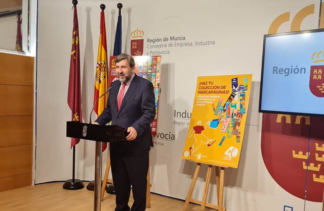 Comercio inicia una campaña con el regalo de marcapáginas con imágenes de los 45 municipios de la Región de Murcia