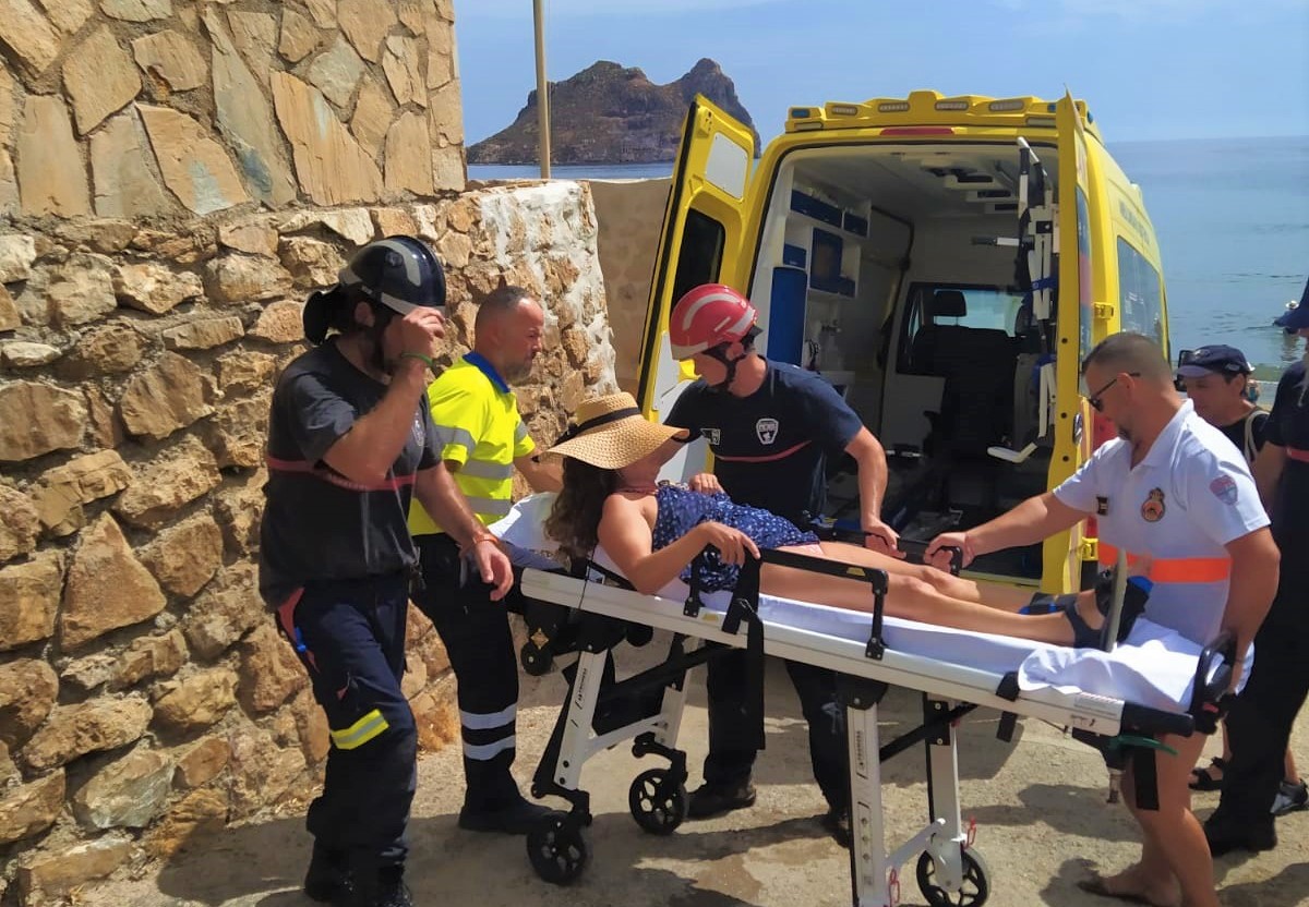 Servicios de emergencia rescatan a mujer herida al sufrir una caída cerca de la playa del Hornillo, Águilas
