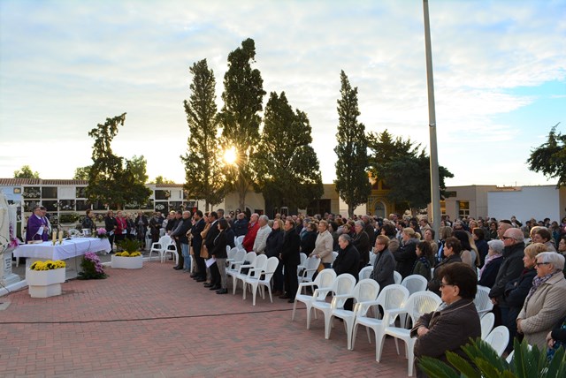Más de cuatrocientas personas asisten a la misa celebrada en el Cementerio Municipal de Águilas en memoria de los Fieles Difuntos