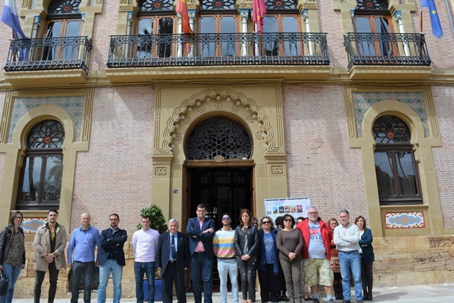 Minuto de silencio en señal de condena por el atentado de Londres a las puertas del Ayuntamiento de Águilas