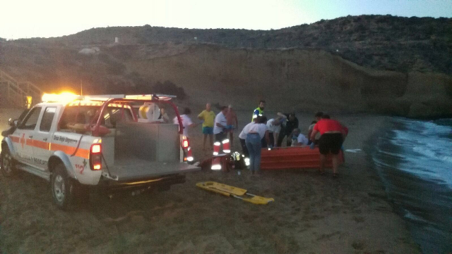 Servicios de Emergencia atienden a última hora de la tarde a un varón que sufre síndrome de inmersión en Águilas 