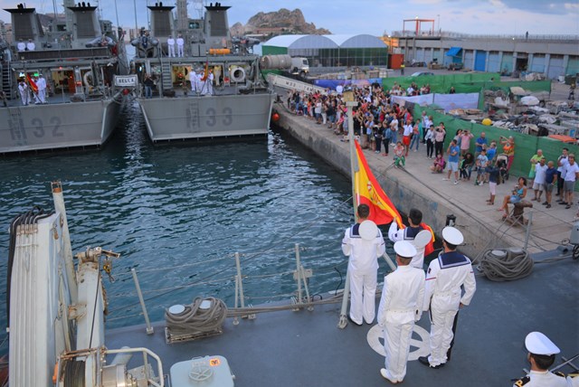 Miles de personas visitan los cazaminas de la Armada Española atracados durante el fin de semana en el puerto de Águilas 
