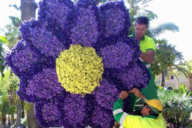 Una flor de tres metros de altura embellece la plaza de España de Águilas con motivo de la Semana Santa