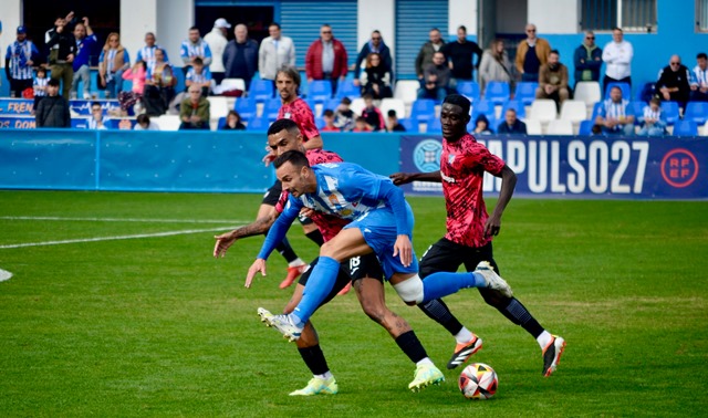 Un gol de Emaná amarra tres puntos para un Águilas que firmó ante el Estepona una de sus mejores actuaciones de toda la temporada