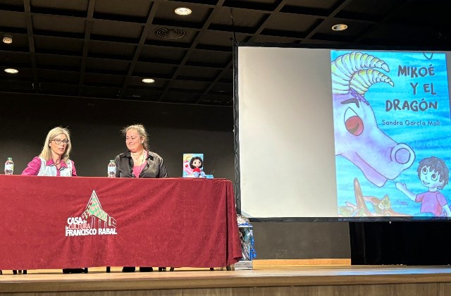 Sandra García presenta en la Casa de Cultura de Águilas su libro “Mikoé y el dragón”