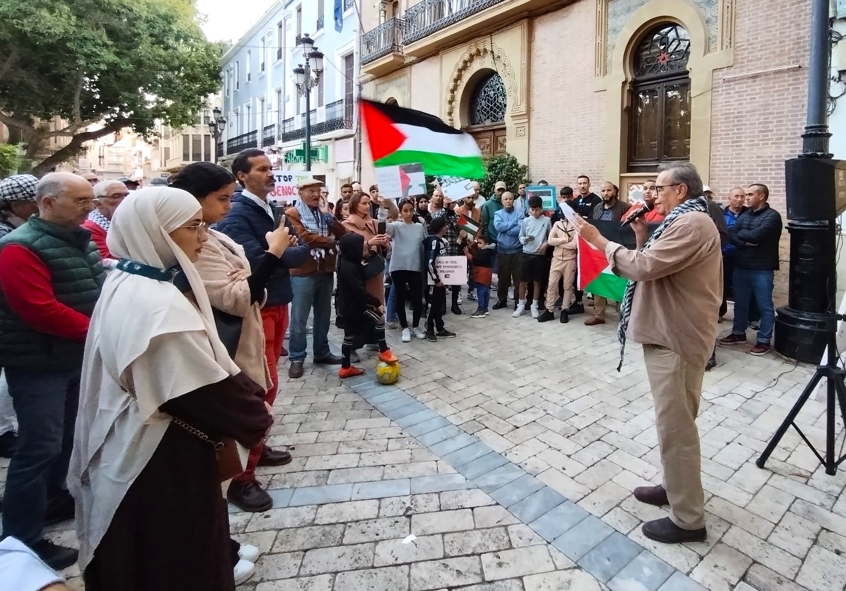 Concentración en la plaza de España de Águilas por la "paz y reparación para el pueblo palestino y el alto el fuego en Gaza”