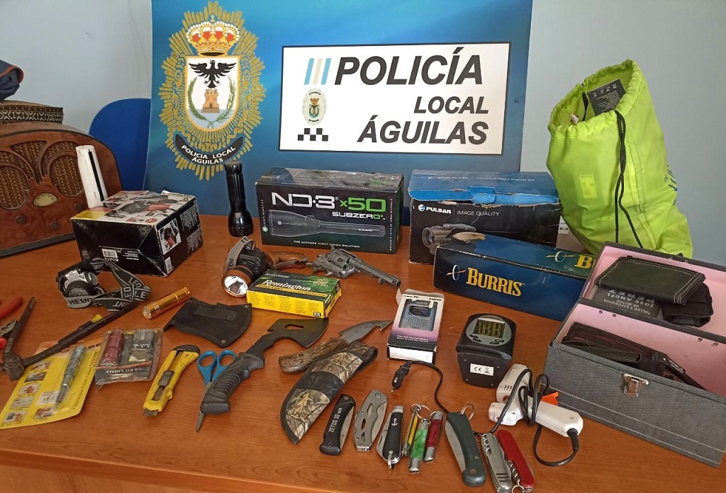 Detenido en Águilas un hombre que portaba varios cuchillos, hachas y visores de caza, entre otros objetos