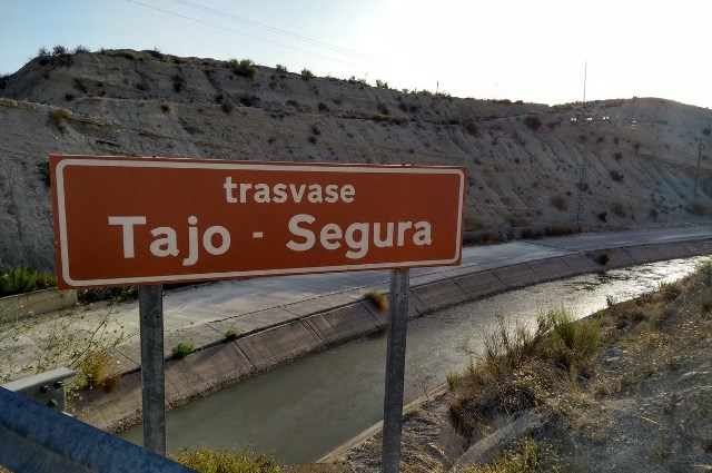 Torres manifiesta que el Gobierno de España debe aumentar la seguridad y la estabilidad del aporte hídrico a la Región
