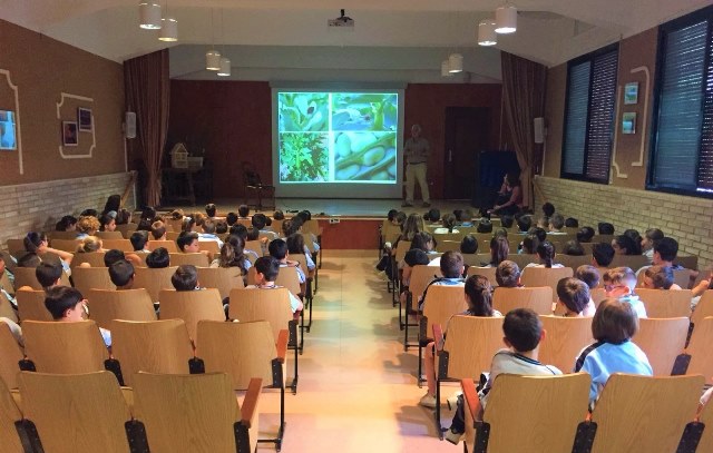 La Concejalía de Medio Ambiente sigue dotando de “hoteles para insectos” a los huertos escolares de Águilas 