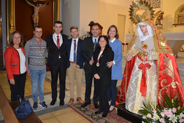La cofradía aguileña del Apóstol Santiago celebra el tercer besamanos a la Virgen de la Amargura