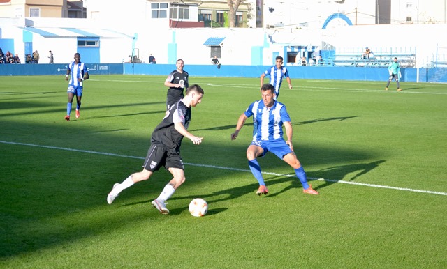 Un gol sobre la bocina del lateral malagueño da la victoria al Águilas y afianza a los blanquiazules en el liderato