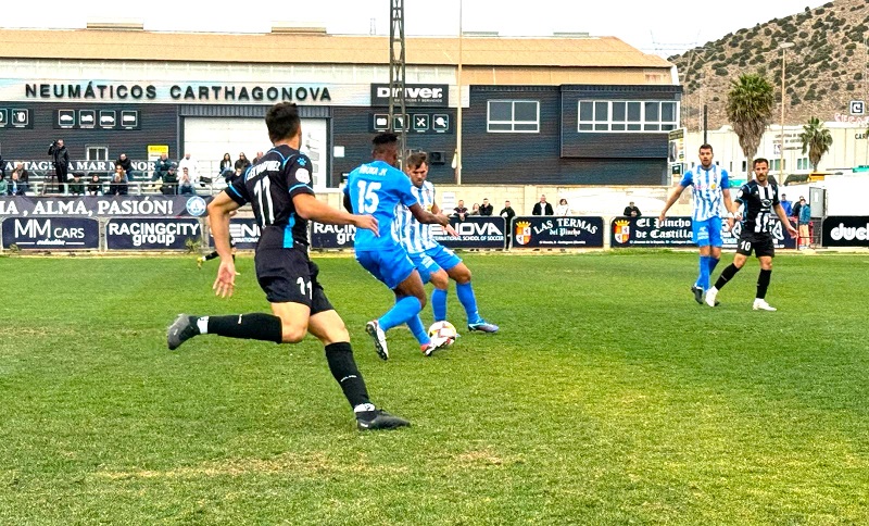 El Águilas empata con justicia un partido muy igualado ante el Racing Cartagena, pero pierde por lesión a Emaná
