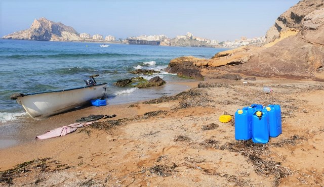 Aparece en la Playa Amarilla de Águilas una embarcación que podría haber transportado a varios inmigrantes la pasada madrugada