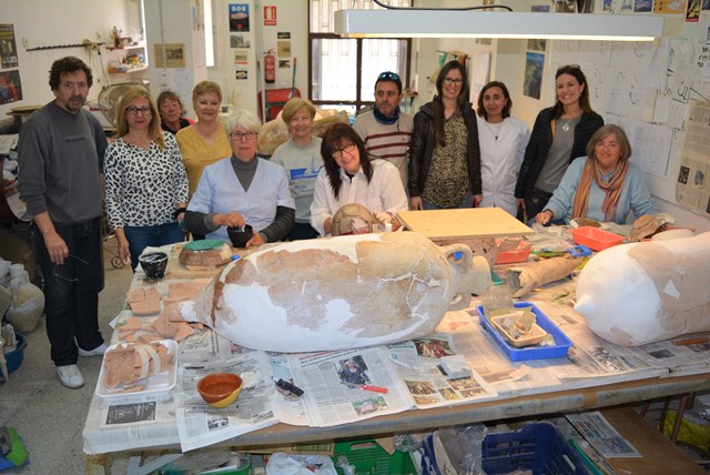 Una veintena de mujeres realizan trabajos de restauración en un taller de arqueología en Águilas