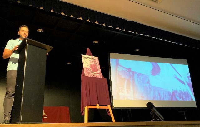 Más de ciento cincuenta personas arropan la presentación de la colección «Banderas rotas» en la Casa de la Cultura de Águilas