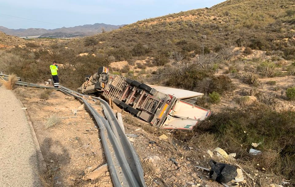 Trasladan al hospital al conductor de un camión tras sufrir un accidente en la carretera D-24