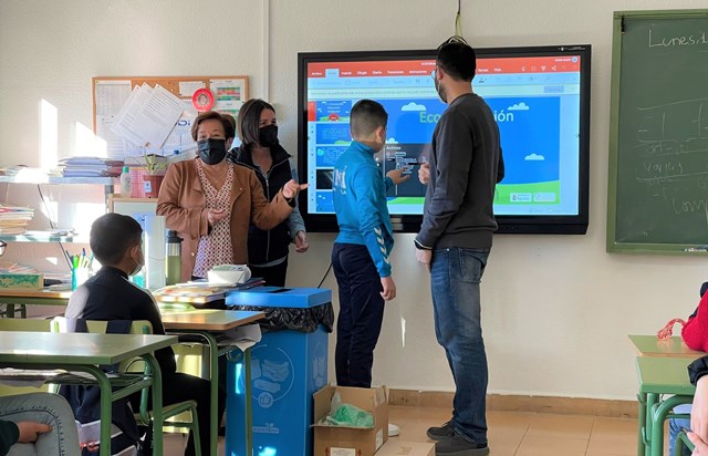 La campaña de concienciación sobre limpieza llega al colegio Mediterráneo
