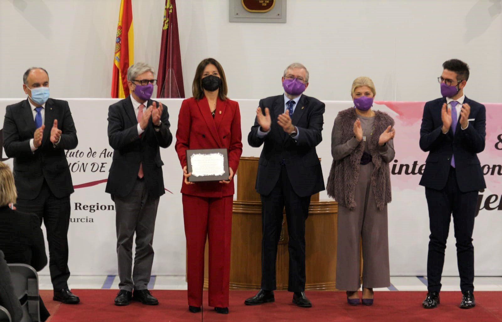 Mari Carmen Moreno homenajeada en la Asamblea, junto a las alcaldesas de la Región, dentro de los actos conmemorativos del 8M