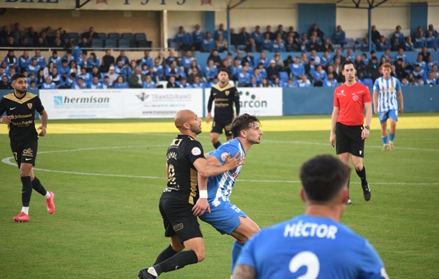 El Águilas empata ante el Orihuela un partido marcado por la polémica y en el que dispuso de numerosas ocasiones para llevarse la victoria