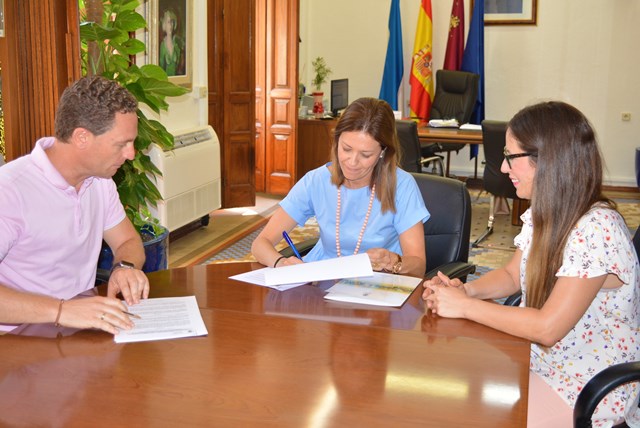 El Ayuntamiento suscribe un convenio de colaboración con Looije para implantar invernaderos escolares en los centros educativos de Águilas 