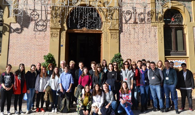 El edil de Educación de Águilas recibe a los alumnos participantes en el programa 'Educar para una Europa Diversa' 