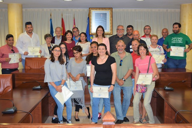  La alcaldesa y el edil de Desarrollo Local entregan los diplomas a los participantes del aula abierta ‘Aprendiendo a cuidar y a cuidarse’