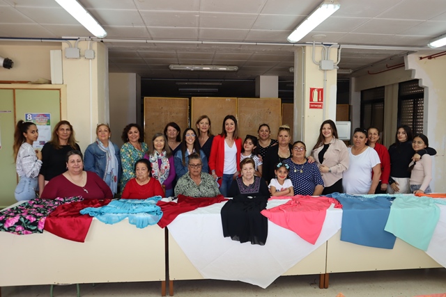 La alcaldesa visita a las participantes del Taller de Costura dirigida al colectivo de mujeres gitanas