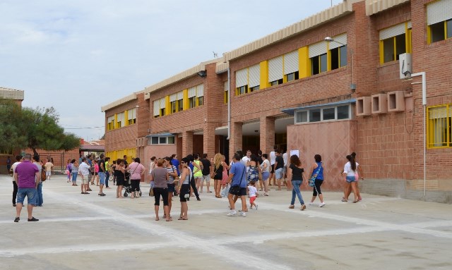 El edil de Educación de Águilas lamenta que la demora en los actos de adjudicación de la Consejería haya complicado el inicio del curso escolar