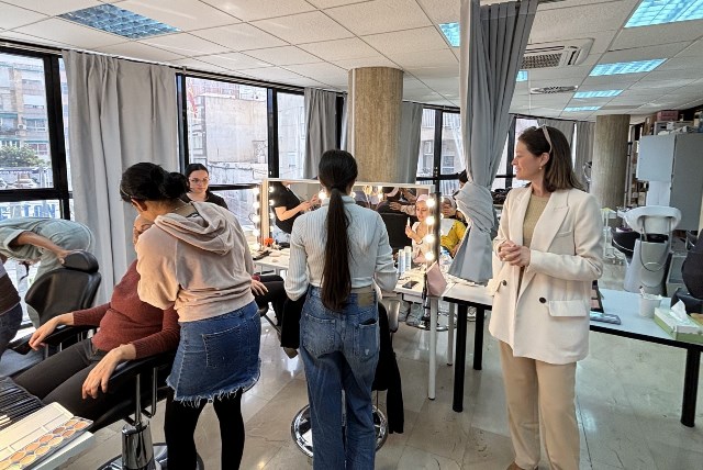 La alcaldesa visita a los alumnos de los cursos formativos organizados por el Ayuntamiento de Águilas