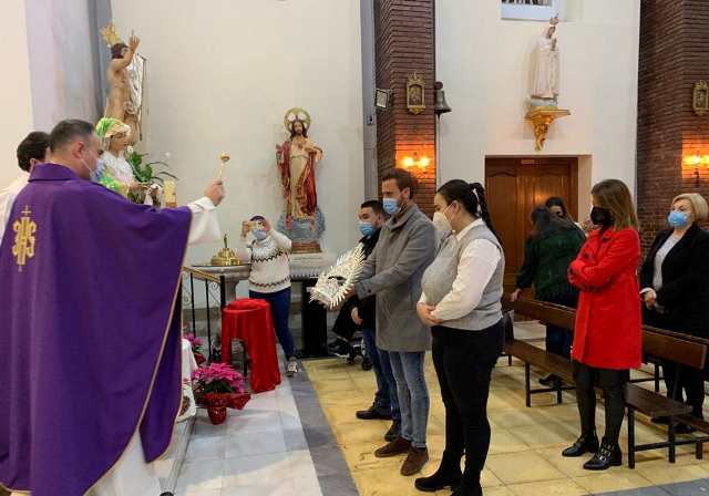 La imagen de la Esperanza es coronada en la iglesia del Carmen