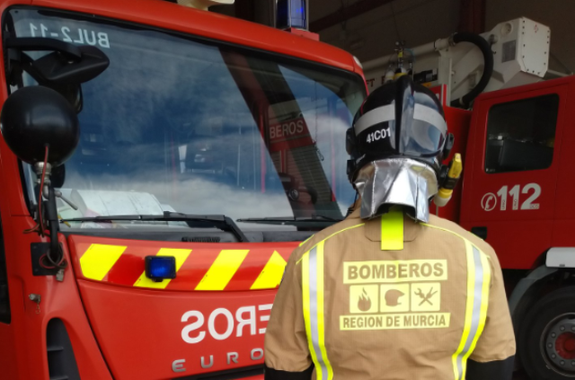 Desalojan un edificio y atienden a varias personas en el incendio de una vivienda en la calle Ancha de Águilas