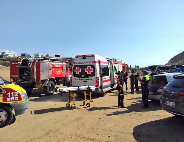 Servicios de emergencias rescatan y atienden a un hombre herido en Águilas