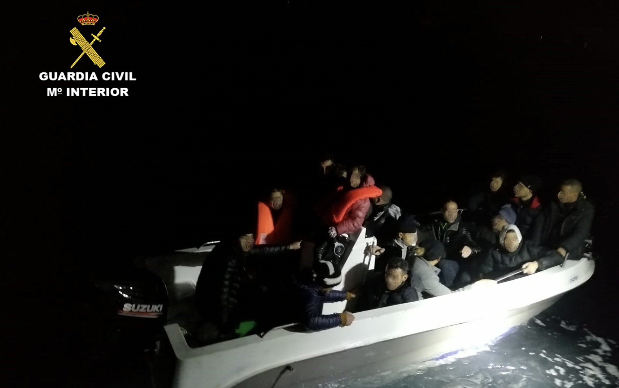 La Guardia Civil rescata a 16 migrantes a bordo de una embarcación a punto de naufragar en Águilas