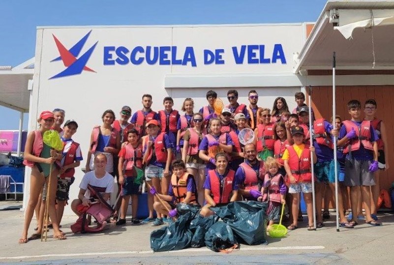 La Escuela de Vela del Club Náutico de Águilas lleva acabo la VIII Jornada de Pesca Ecológica 